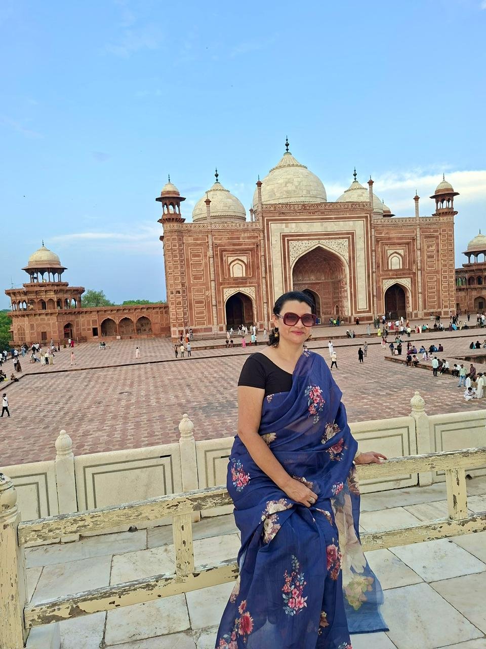 Fundadora de V Bitácora Viajera Asia posando en un templo en India