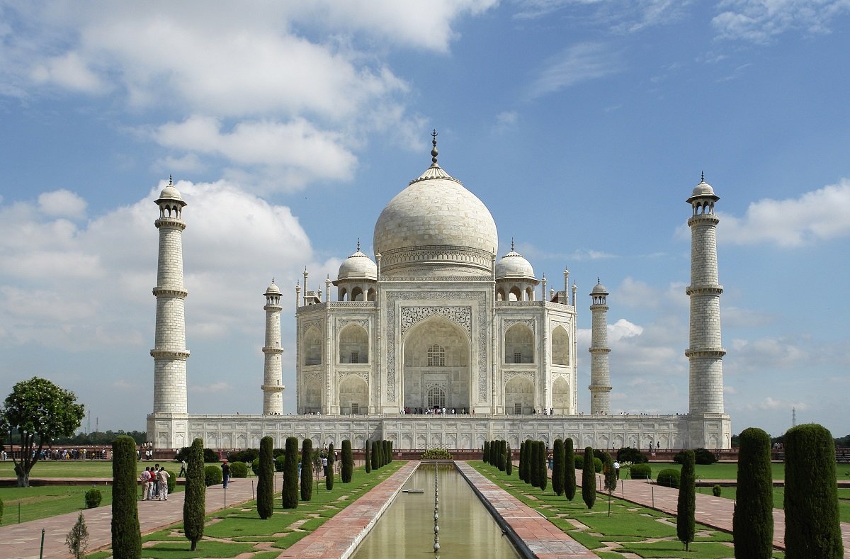 Vista frontal del Taj Mahal al amanecer en Agra, India