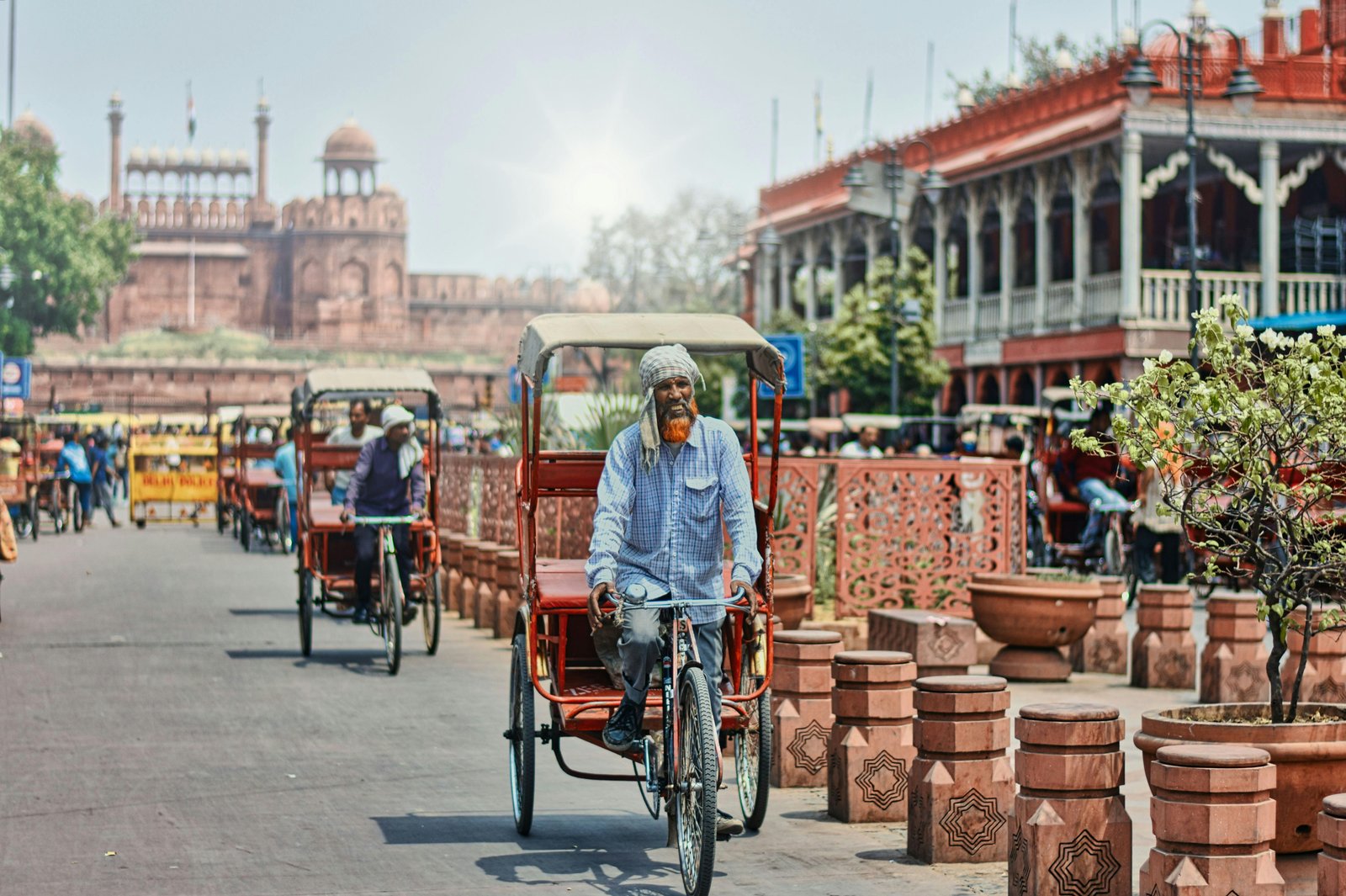 Rickshaw y vida cotidiana en las calles de Old Delhi, India